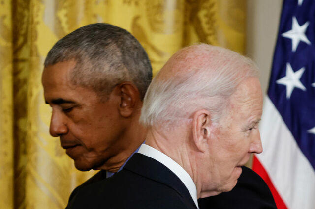 連続する2人、オバマ（左）とバイデン by Gettyimages