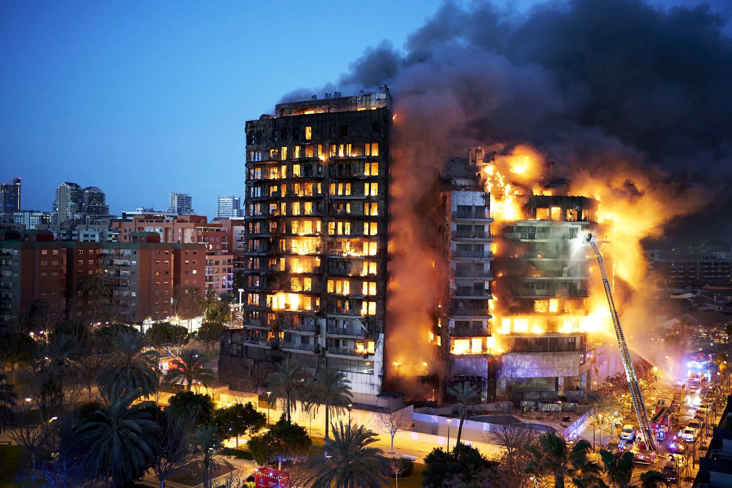 Dramáticas Imágenes Del Incendio En Valencia