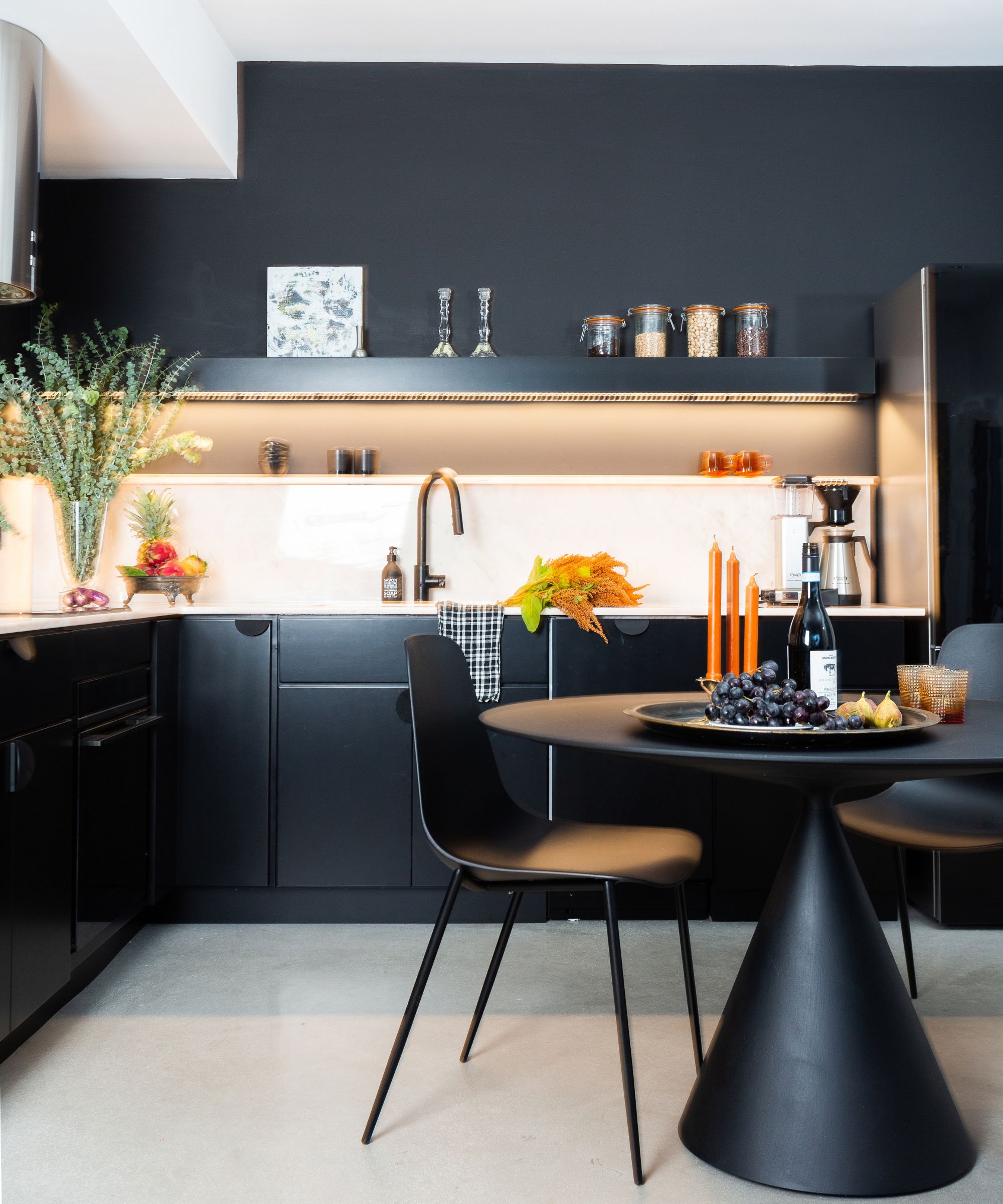 5 Designer Approved Small Kitchen Trends For 2024 That Balance Style   BB1iKMVz.img