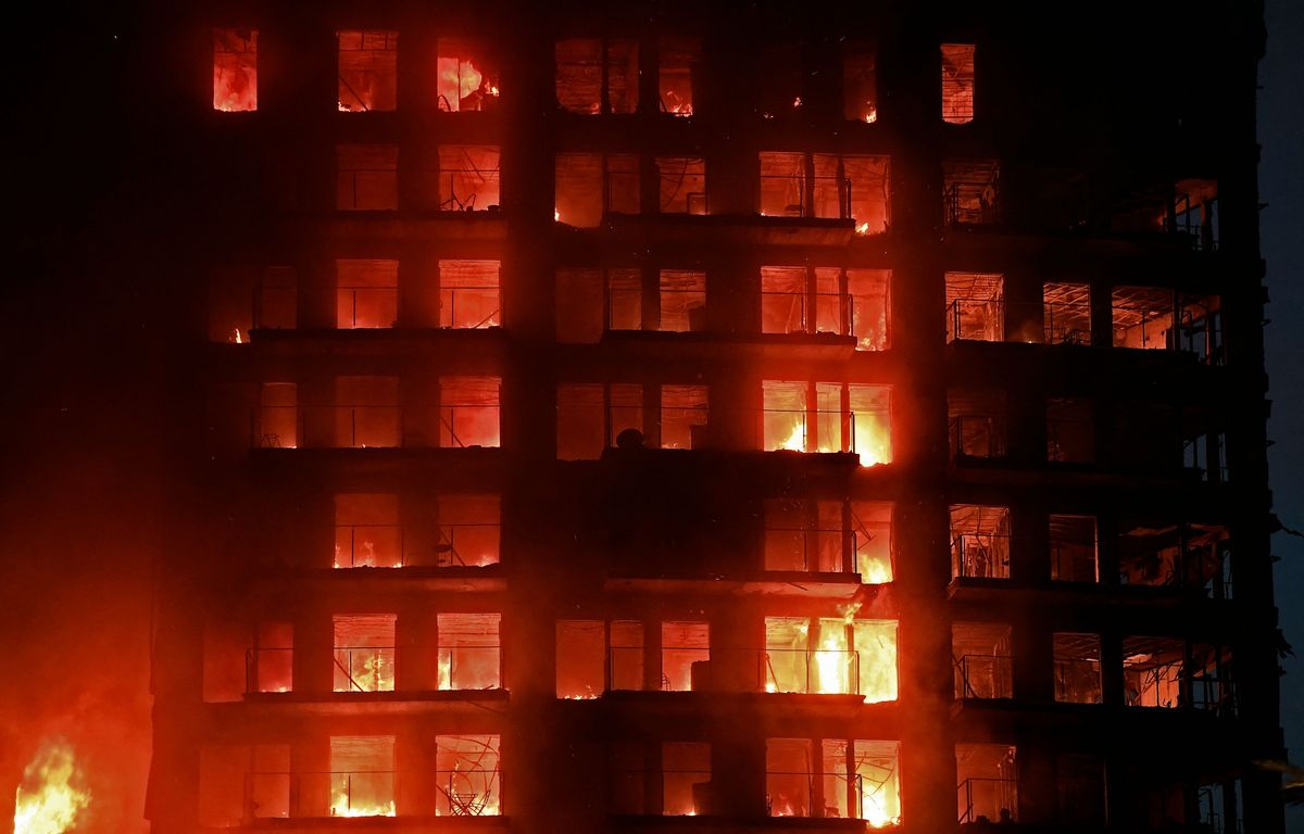 espagne : l’incendie d’un immeuble résidentiel de quatorze étages fait au moins quatre morts à valence