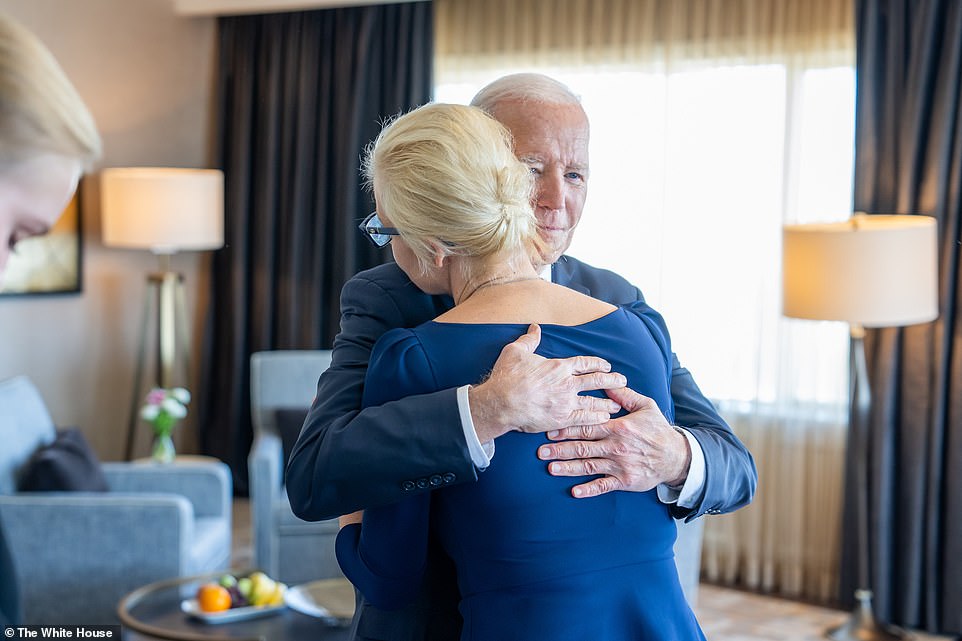 Biden Imposes 500 New Russia Sanctions After Meeting Navalnys Widow