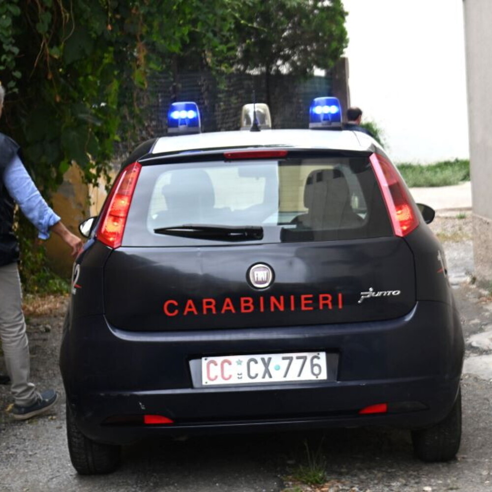carabiniere in pensione barricato in casa con la moglie, è armato