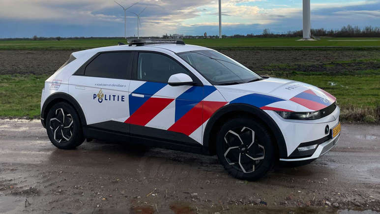 Zijkant Hyundai Ioniq 5 als elektrische politieauto in Nederland