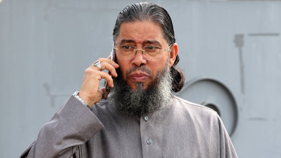 france expels 'radical' tunisian imam for flag slur