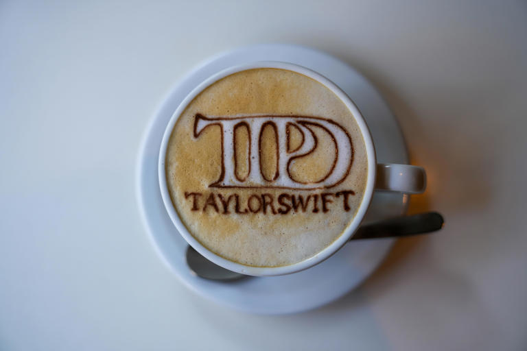 A coffee shop in Tokyo made a latte art featuring the logo of Swift's 11th era.