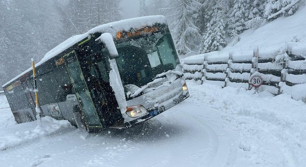 skibus bloccato in curva sulla strada ricoperta di neve: scattano i soccorsi a passo giau