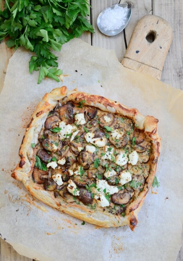 Rustikaler Flammkuchen mit Pilzen und Parmesan