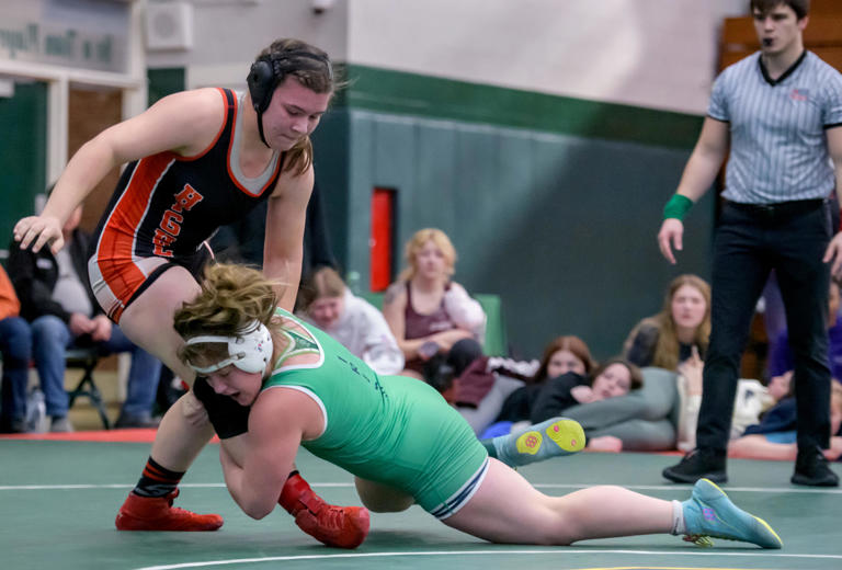 Richwoods and Canton girls wrestlers win silver medals at the IHSA