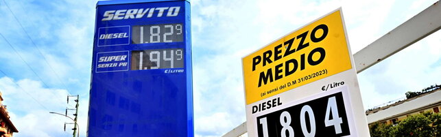 benzinai, novità in arrivo: obbligo cartello prezzo resta ma non va cambiato ogni giorno