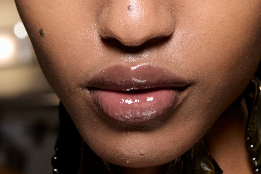 friday beauty tip: πώς θα κάνεις τα λεπτά χείλη σου να φαίνονται πιο ζουμερά