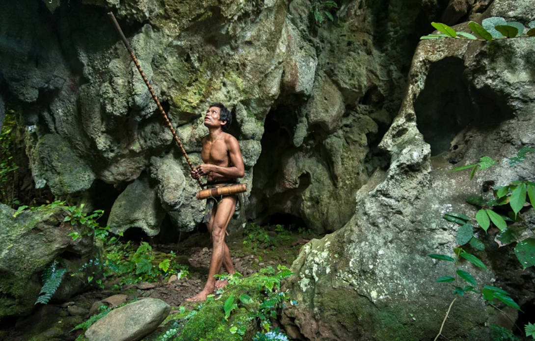 Rare Photos of the Recently Discovered Cave-Dwelling Tribe