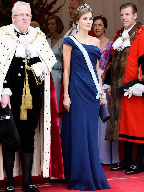 la reina letizia vuelve a reino unido: los 12 vestidos más chic que ha llevado en el país