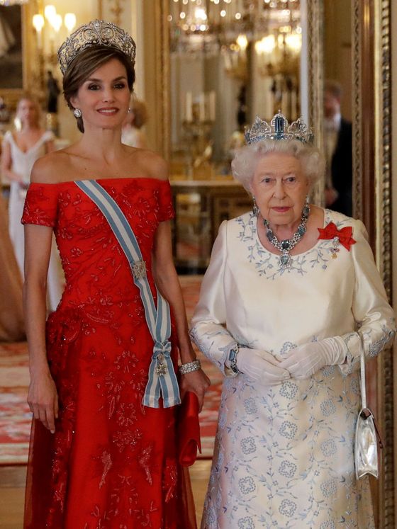 la reina letizia vuelve a reino unido: los 12 vestidos más chic que ha llevado en el país