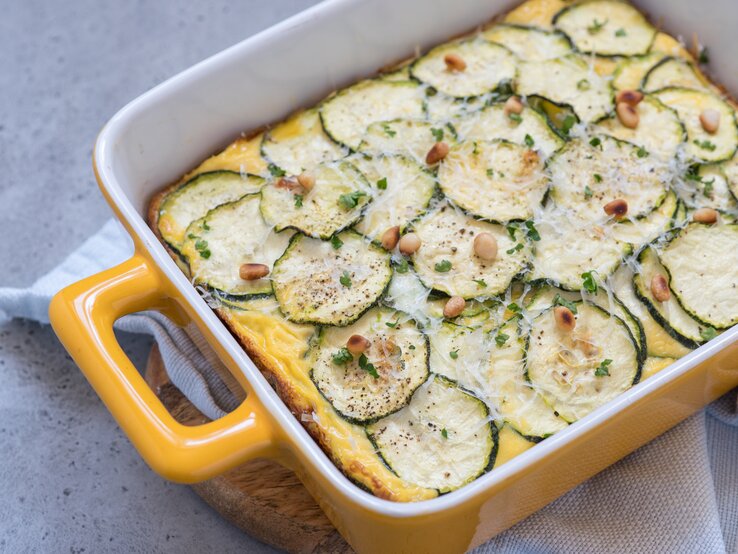 Low-Carb Liebe: Zucchini-Auflauf mit Hackfleisch und Feta