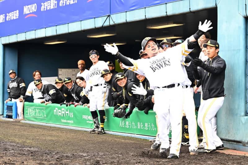 【ソフトバンク】山川穂高が初陣でチーム１号 注目の「どすこい」も披露