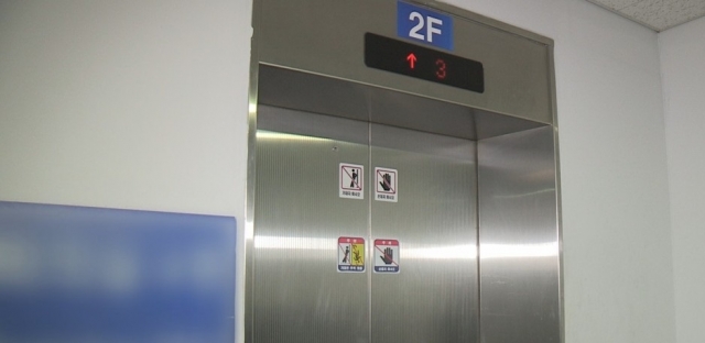 “24층인데 어떡하라고”… 아파트 승강기 ‘스톱 위기’ 왜?