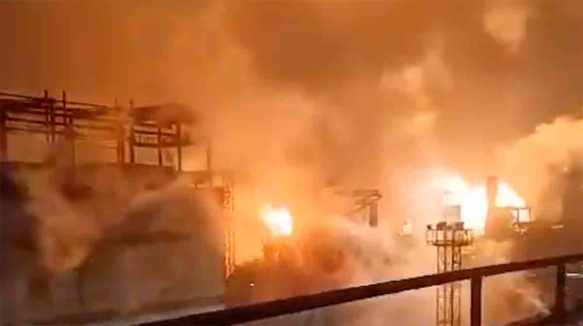 video toont oekraïense zelfmoorddrones die de novolipetsk metaal fabriek in lipetsk raken