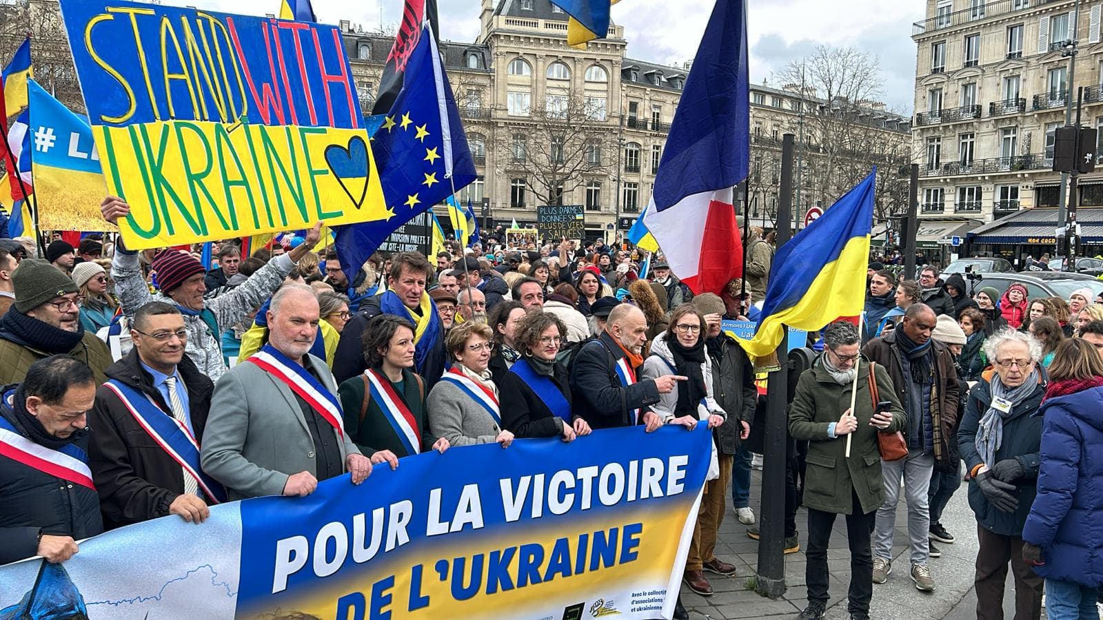 paris: 2.800 personnes présentes à la marche pour l'ukraine, deux ans après le début de la guerre