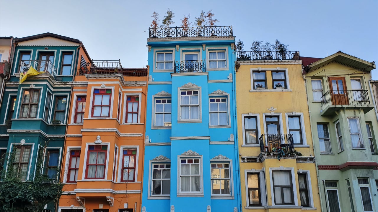 <p>Admire the overload of colors provided by the rainbow-colored 200-year-old houses in this neighborhood. In our opinion, Merdivenli Yokus and Kiremi streets are ideal for a quick photo session! Balat is one of the most diverse districts, overflowing with churches, synagogues, and mosques.</p>