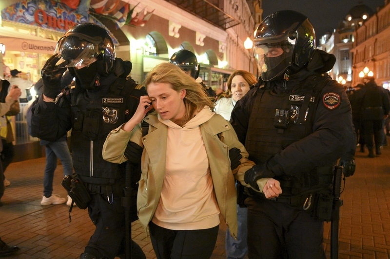 na moskevské akci žen zmobilizovaných vojáků se zatýkalo, hlásí média
