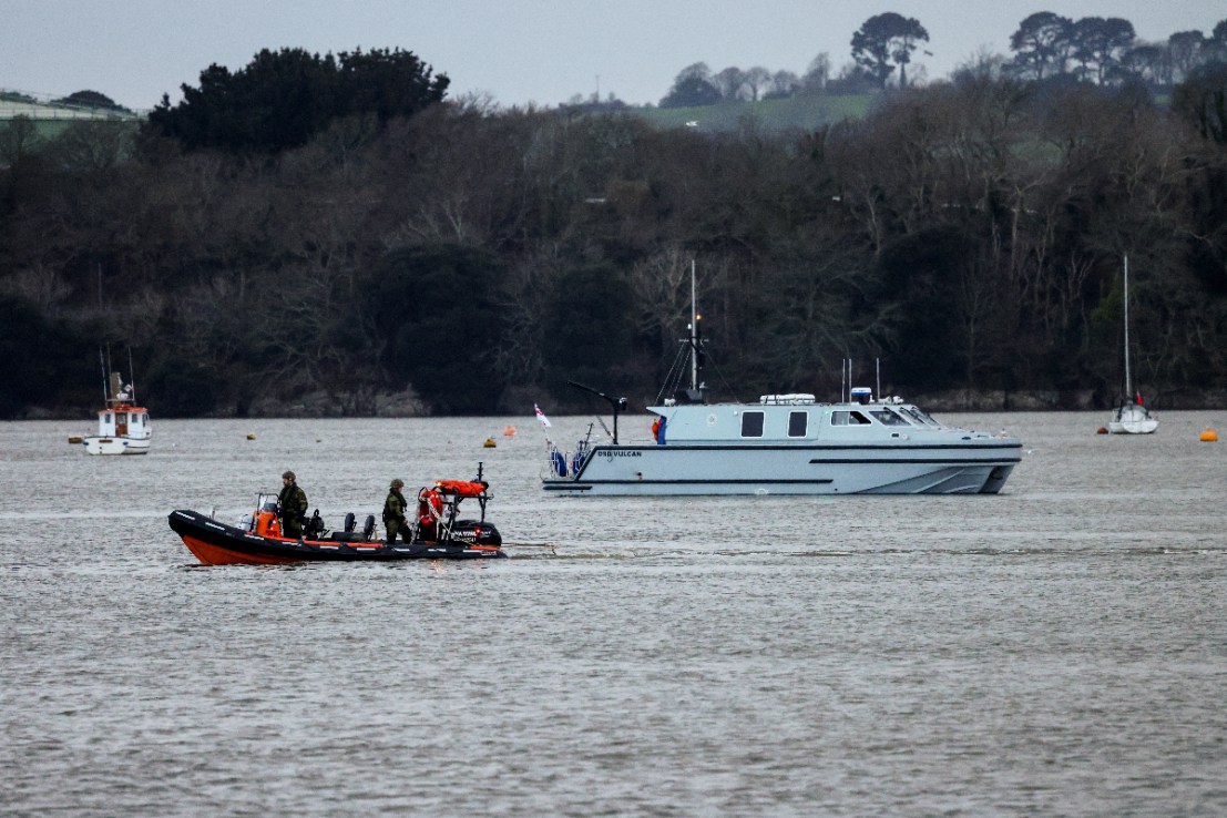 second world war bomb taken out to sea after mass evacuation