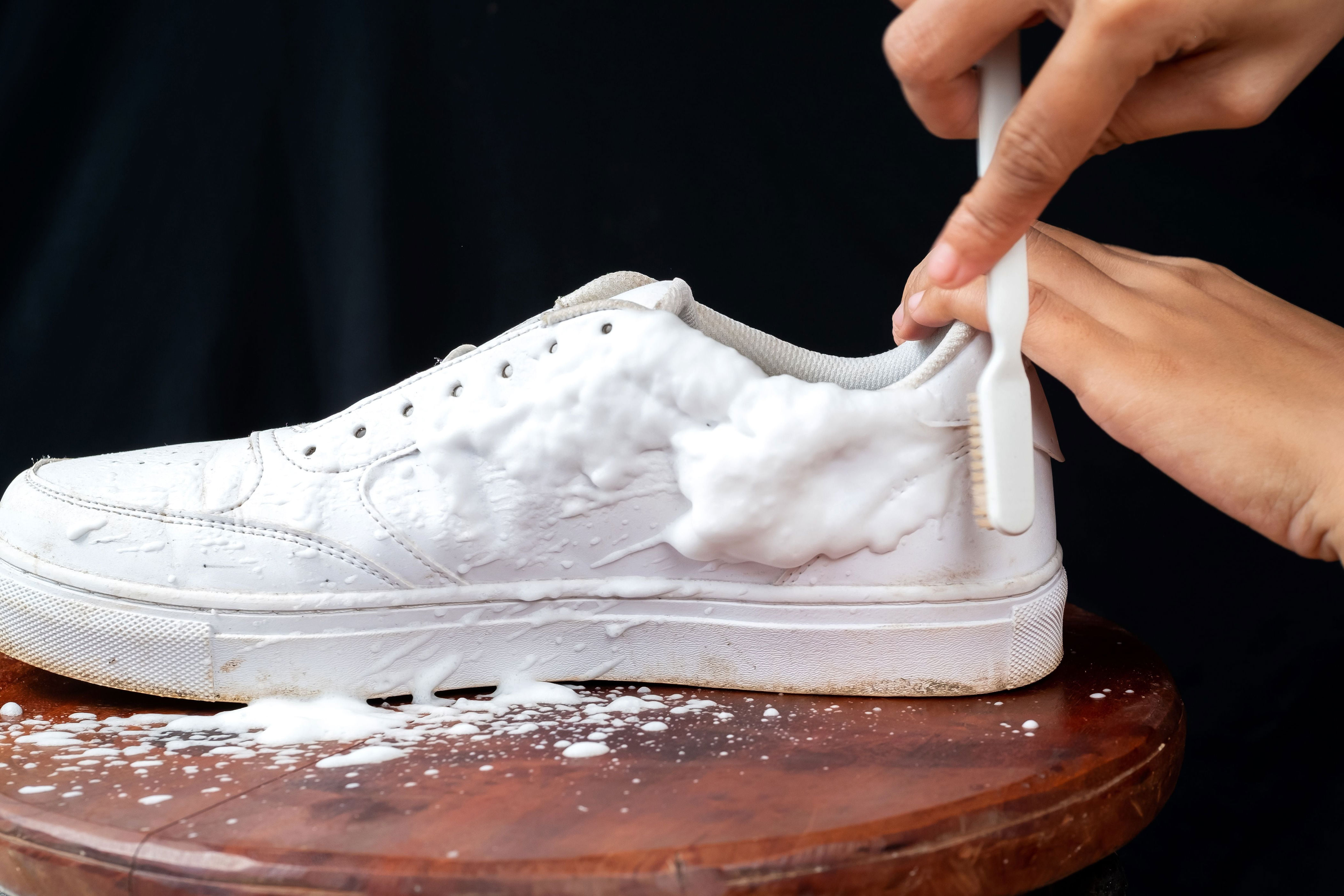 ¿cómo mantener limpios los zapatos blancos?