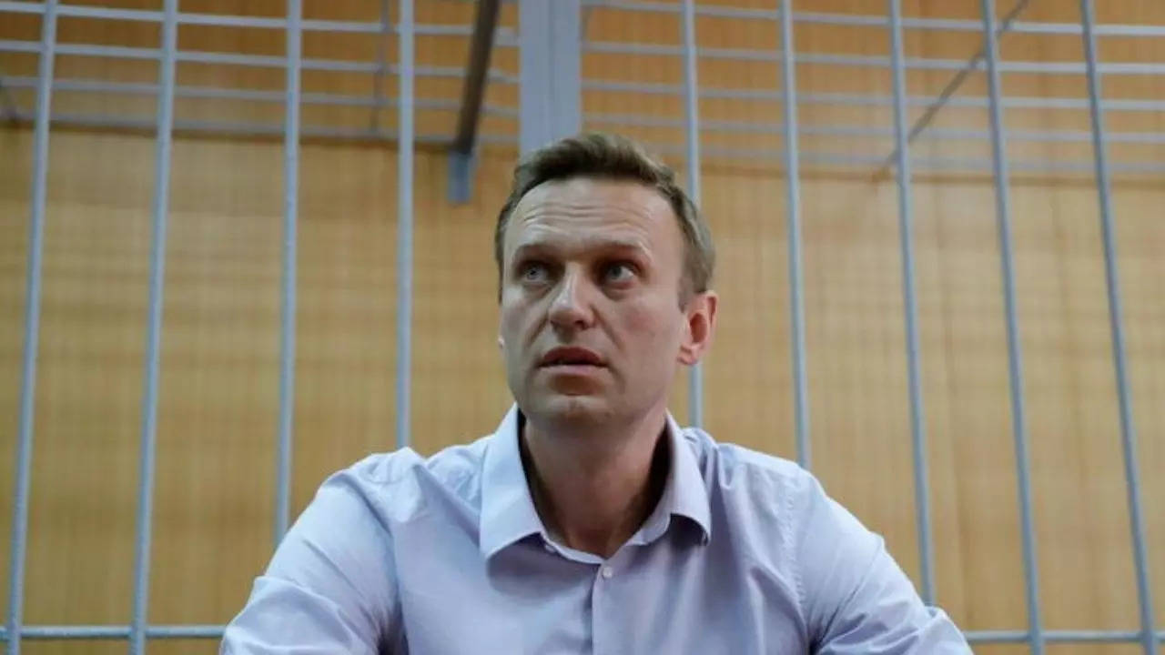 navalny laid to rest in moscow as thousands chant his name: 'won't forgive'