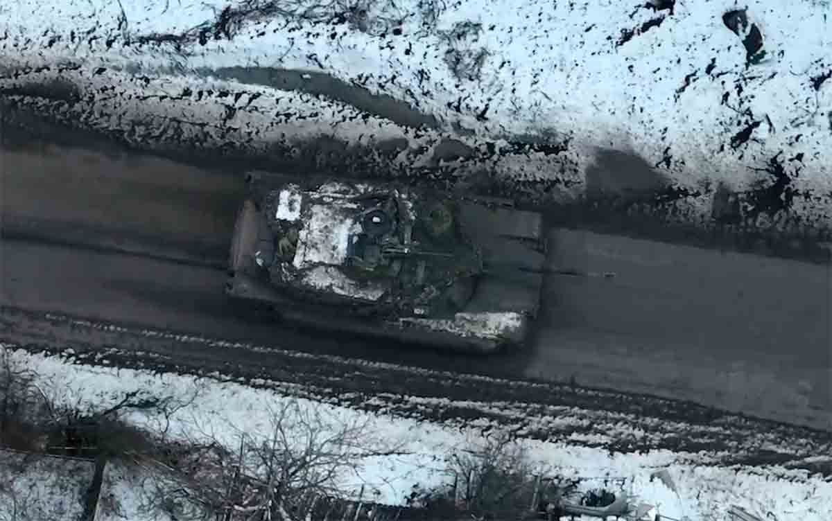 vídeo mostra as primeiras imagens de um tanque m1a1 abrams em ação na ucrânia