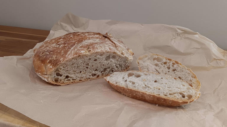 I Made This Easy No-knead Bread Recipe In A Dutch Oven — And It Tastes 