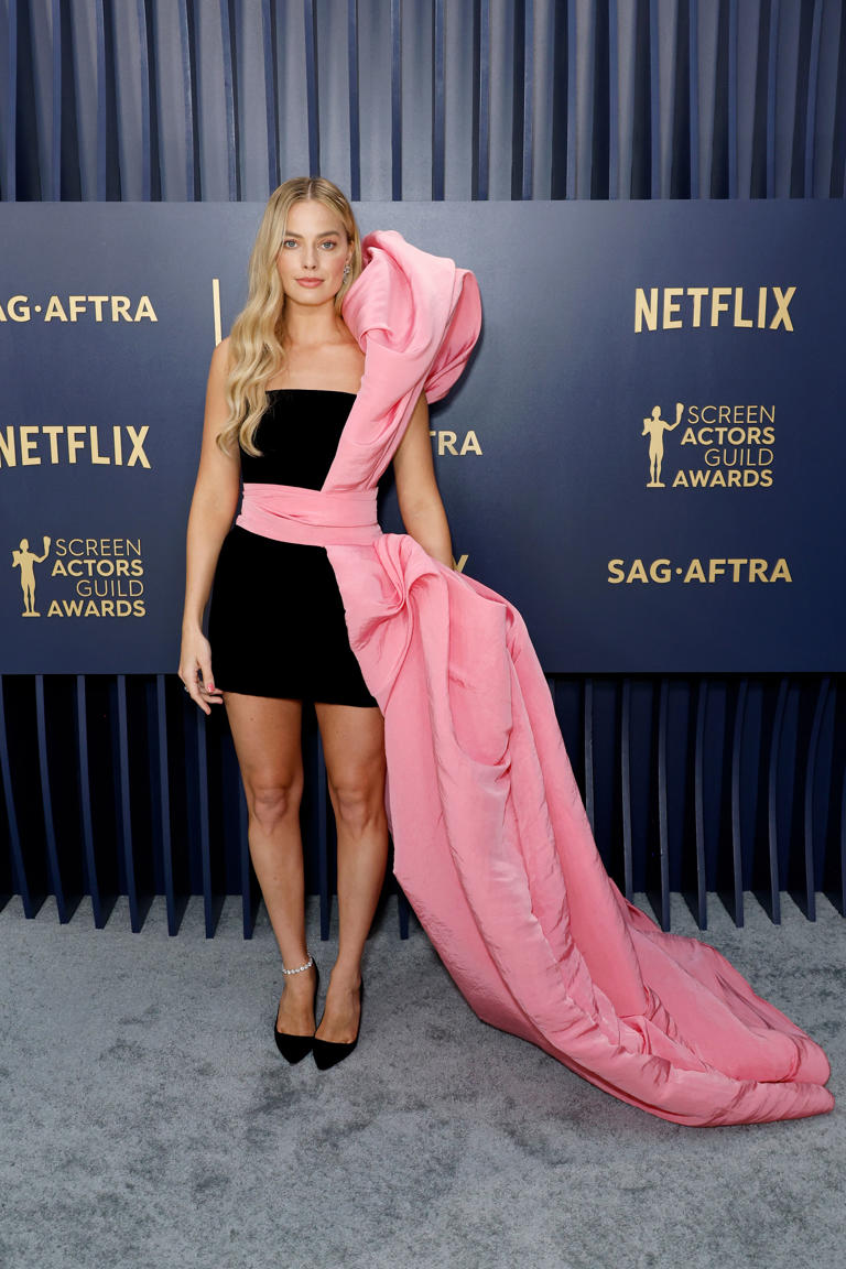 La actriz y productora llevó un sorpredente vestido negro con detalle de cola rosa de la firma Schiaparelli.