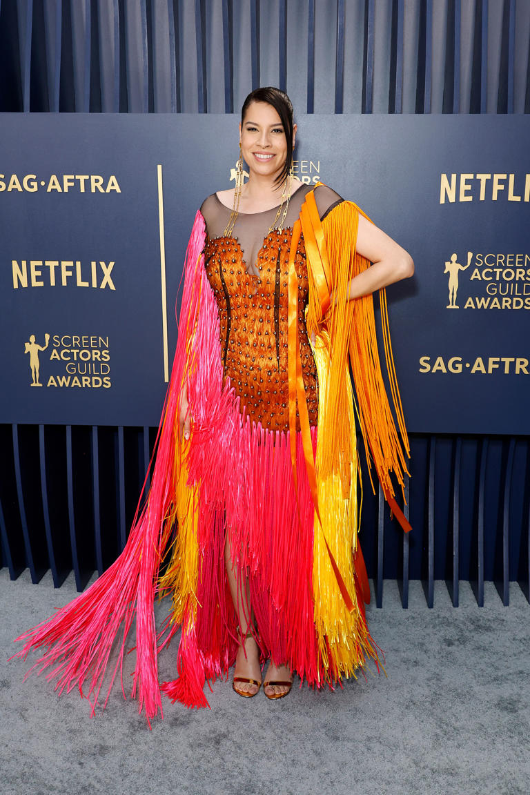 La actriz y escritora llevó un colorido vestido de flecos.