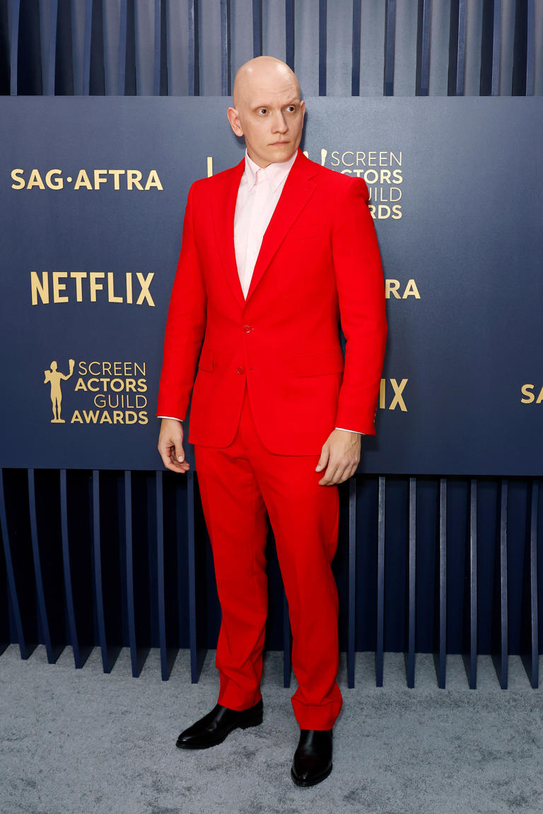El actor de Barry lució un llamativo traje rojo.