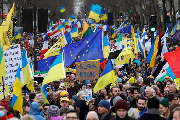 guerre en ukraine : deux ans après l’invasion russe, des milliers d’européens manifestent en soutien à kiev