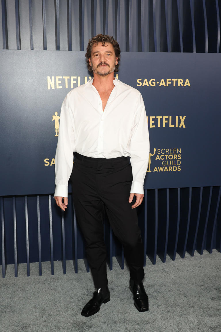 El aclamado actor lució una camisa y pantalones elegantes.