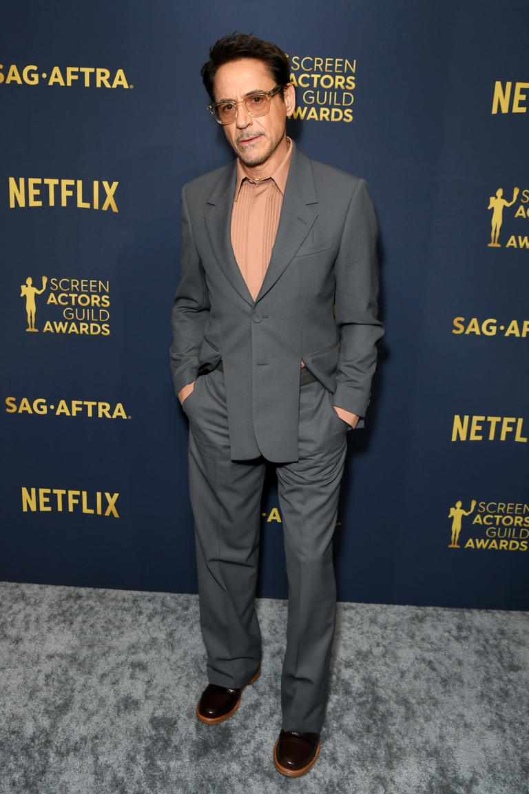 El actor lució un traje gris con camisa en tono contrastante.