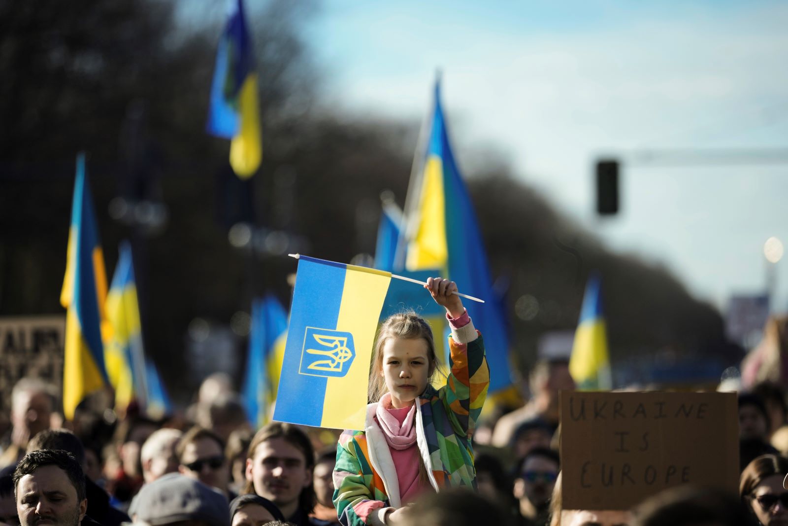 ουκρανία: διαδηλώσεις σε γερμανία και γαλλία για τη 2η επέτειο της ρωσικής εισβολής