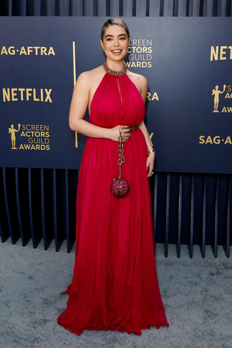 La actriz de la nueva versión de Mean Girls llevó un vestido rojo vintage de Alexander McQueen.