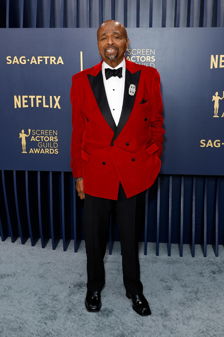 El actor de Abbott Elementary lució un traje rojo y negro.