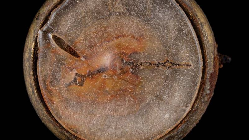 hiroşima'nın kalıntılarında bulunan, tam nükleer patlama saatinde durmuş kol saati 31 bin dolara satıldı