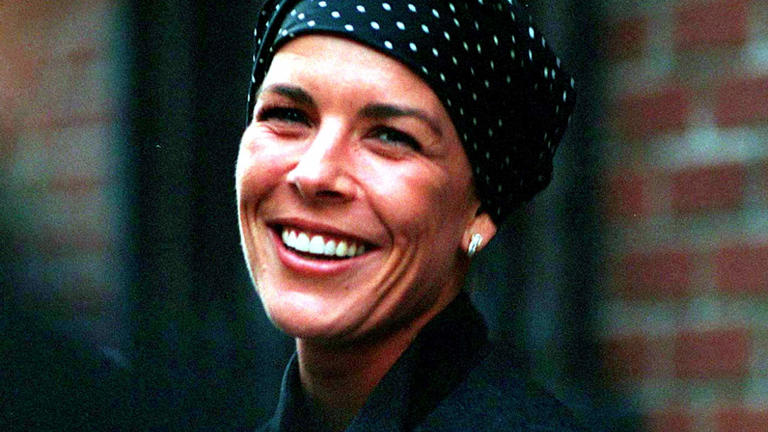 Carolina de Mónaco en 1996 con turbante.