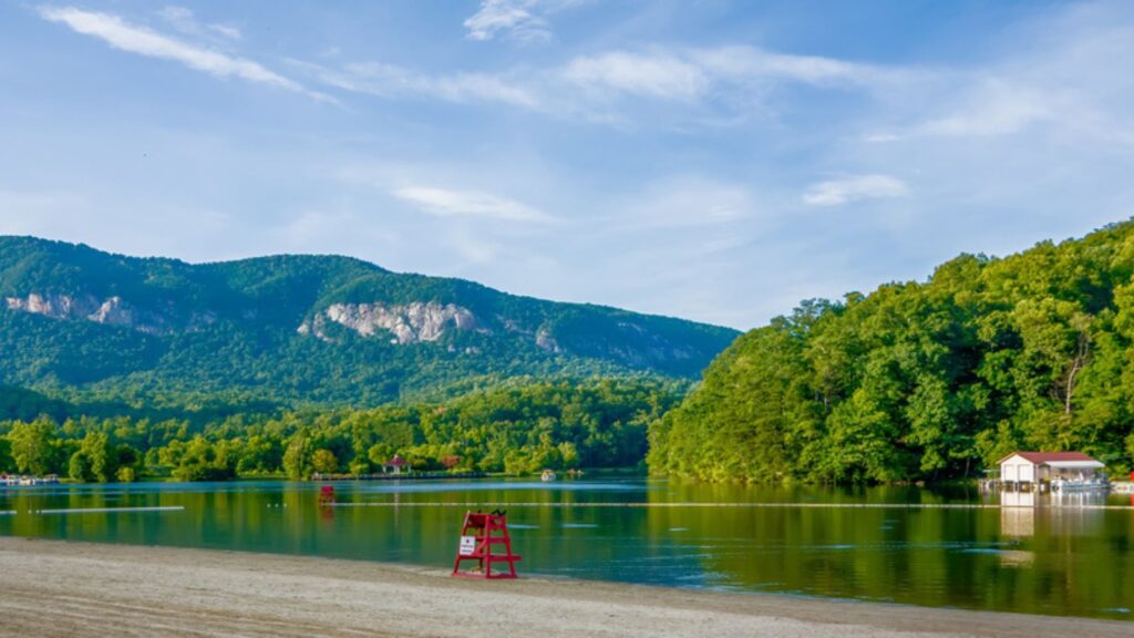<p>North Carolina gives you just that if you want a retirement state with great views. With a mix of mountains and coastline, a reasonable cost of living, and tax advantages for retirees, it is an excellent state to retire to.</p>