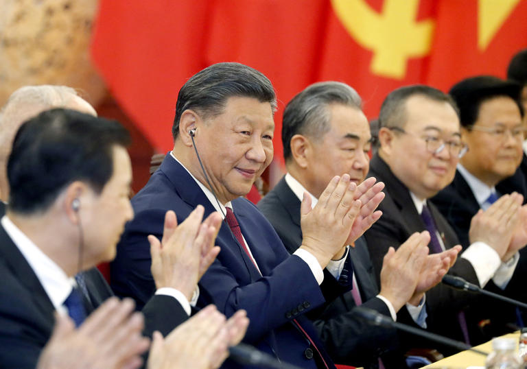 El presidente chino, Xi Jinping (segundo desde la izquierda) y su delegación asisten a una reunión con los líderes del Partido Comunista de Vietnam en la Oficina Central del Partido Comunista de Vietnam en Hanoi, el 12 de diciembre de 2023. Vietnam se encuentra entre las naciones que están en la primera línea de la rivalidad diplomática entre Pekín y Washington.