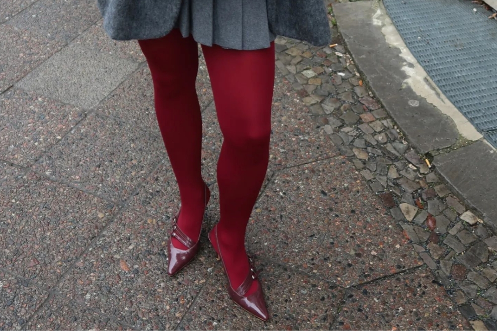 meia-calça vermelha é tendência, e estes looks mostram como usá-la