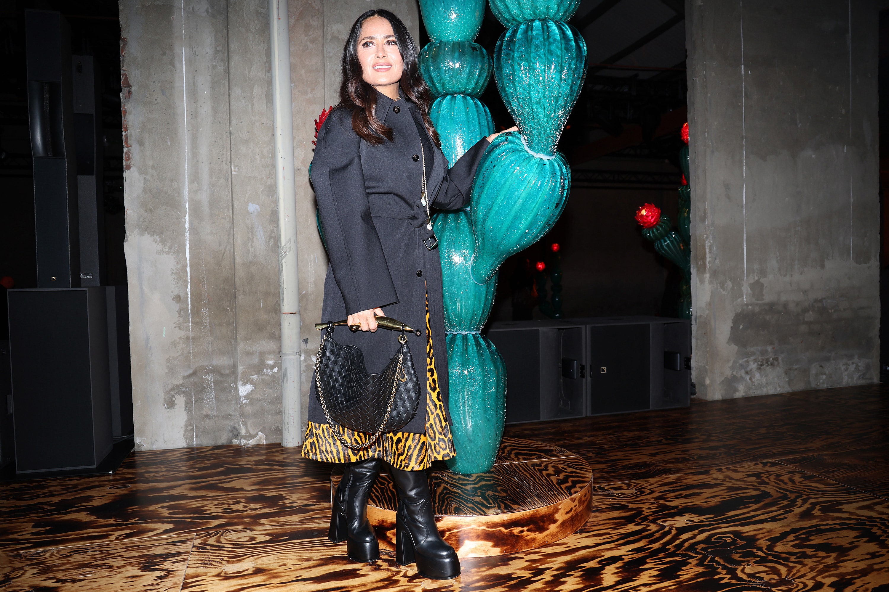 en milan fashion week salma hayek llevó las botas con plataforma que tú querrás llevar a la oficina