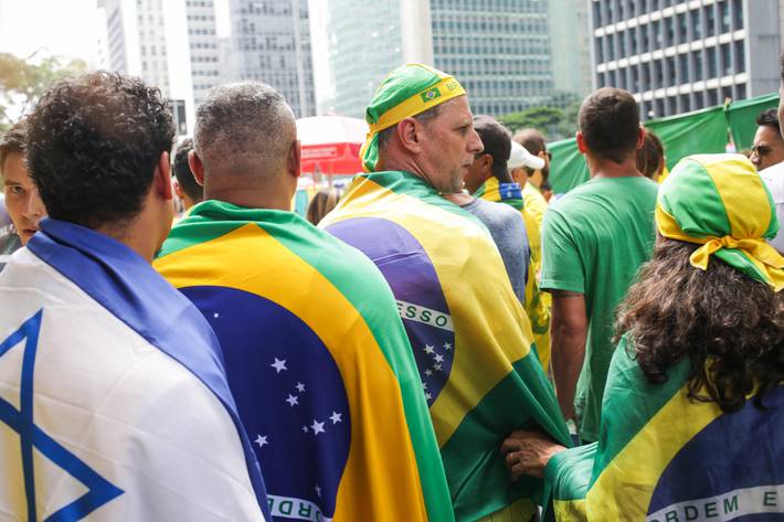 apoiadores de bolsonaro fazem ato na paulista com pedido de impeachment de lula e bandeira de israel