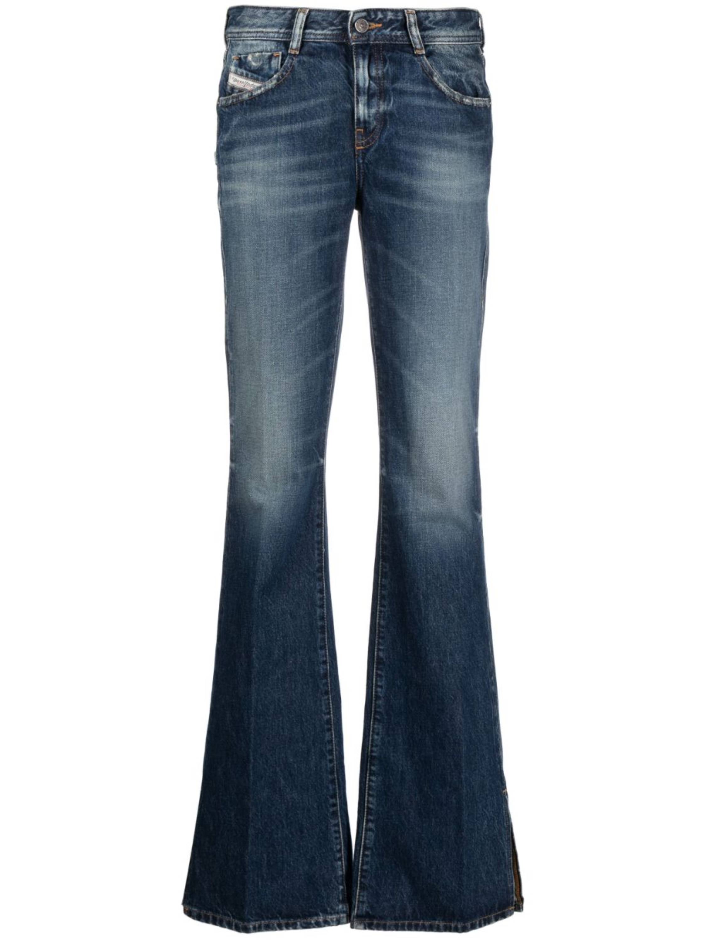 las mejores combinaciones para llevar jeans acampanados de lunes a viernes en la oficina