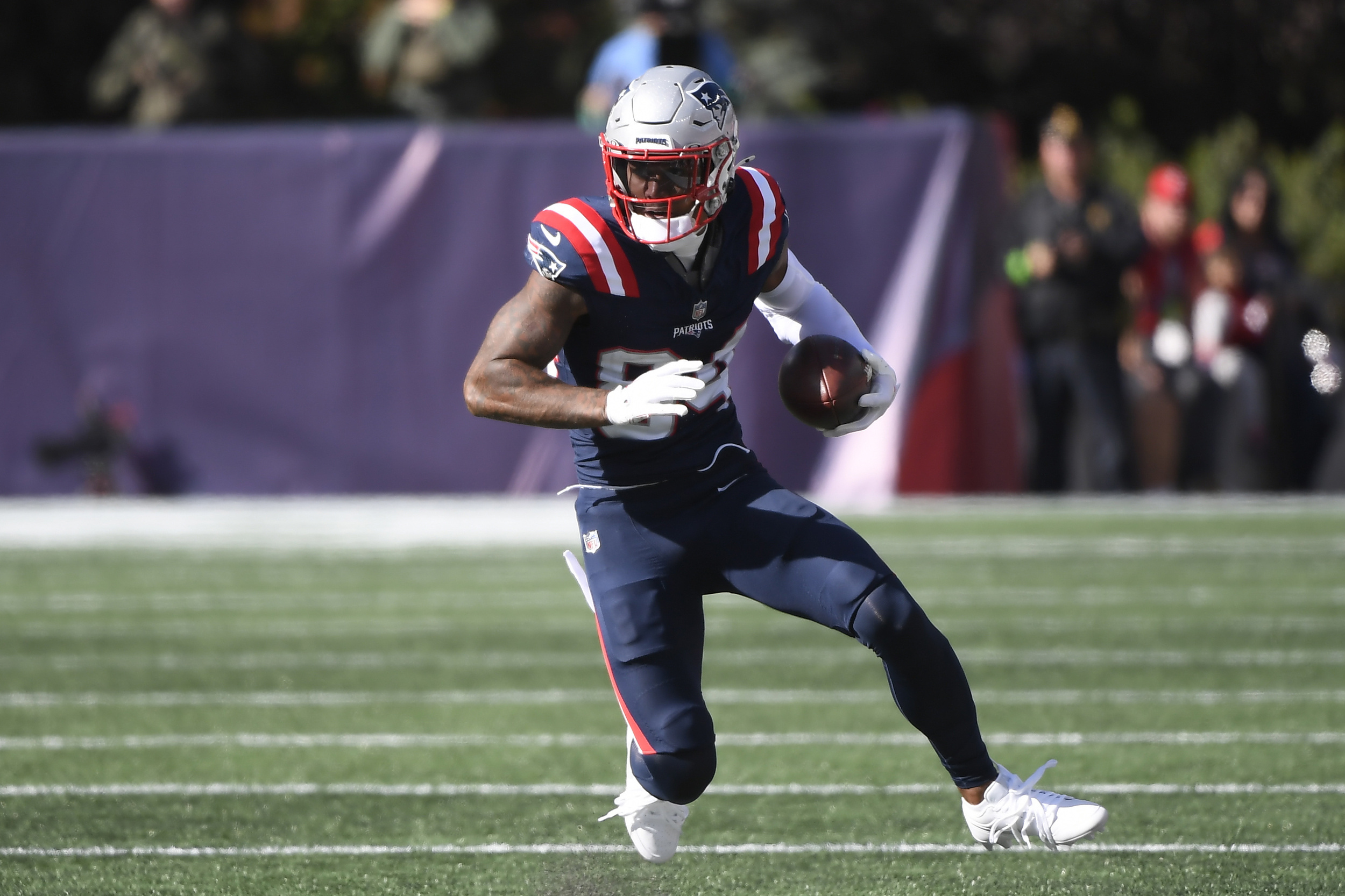 patriots have not held contract talks with key wr