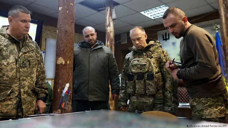 O ministro da Defesa ucraniano, Rustem Umerov (segundo à direita) e comandantes militares