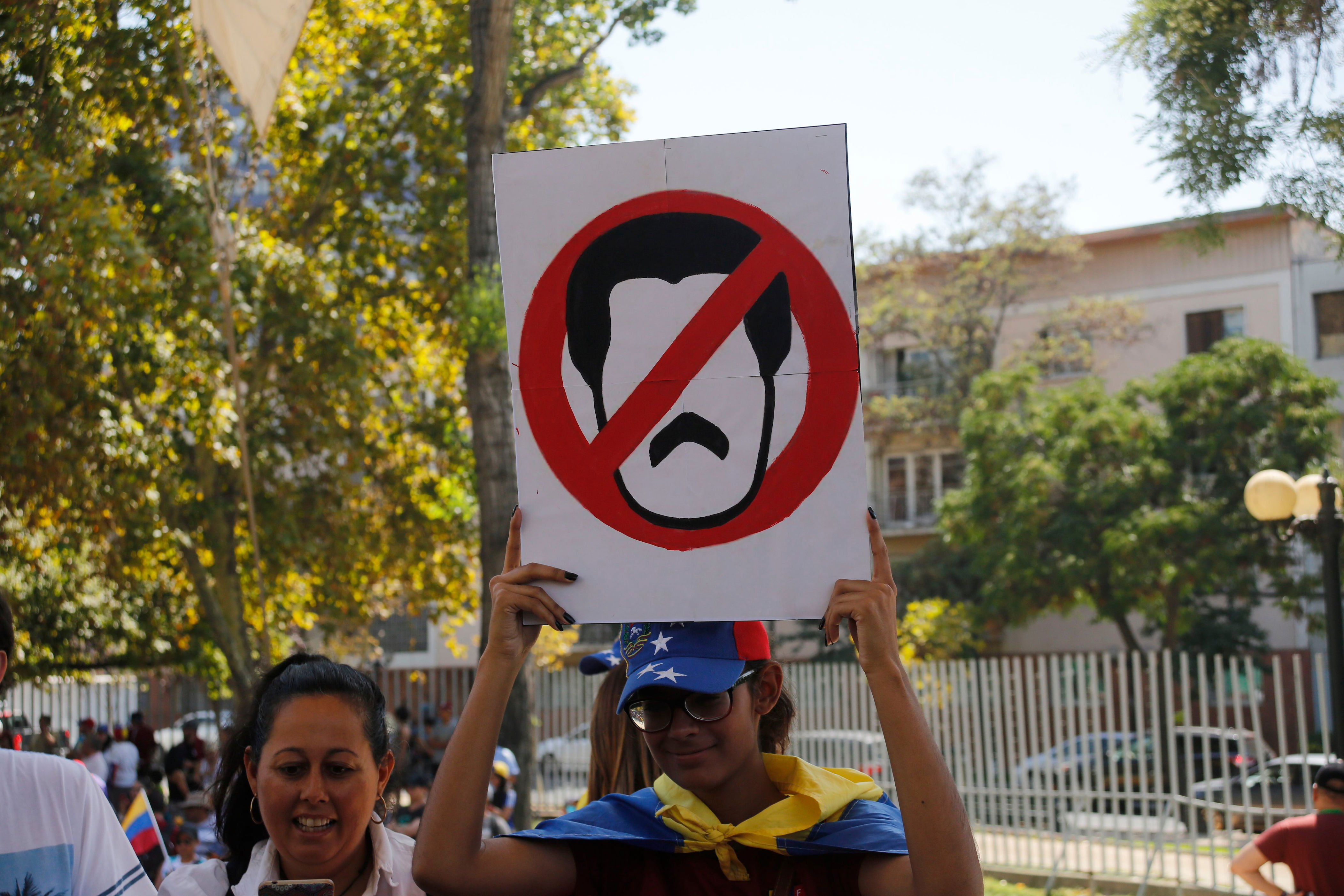 tras secuestro de exmilitar en chile: venezolanos se concentran frente a embajada de españa en contra de la persecución del régimen de maduro