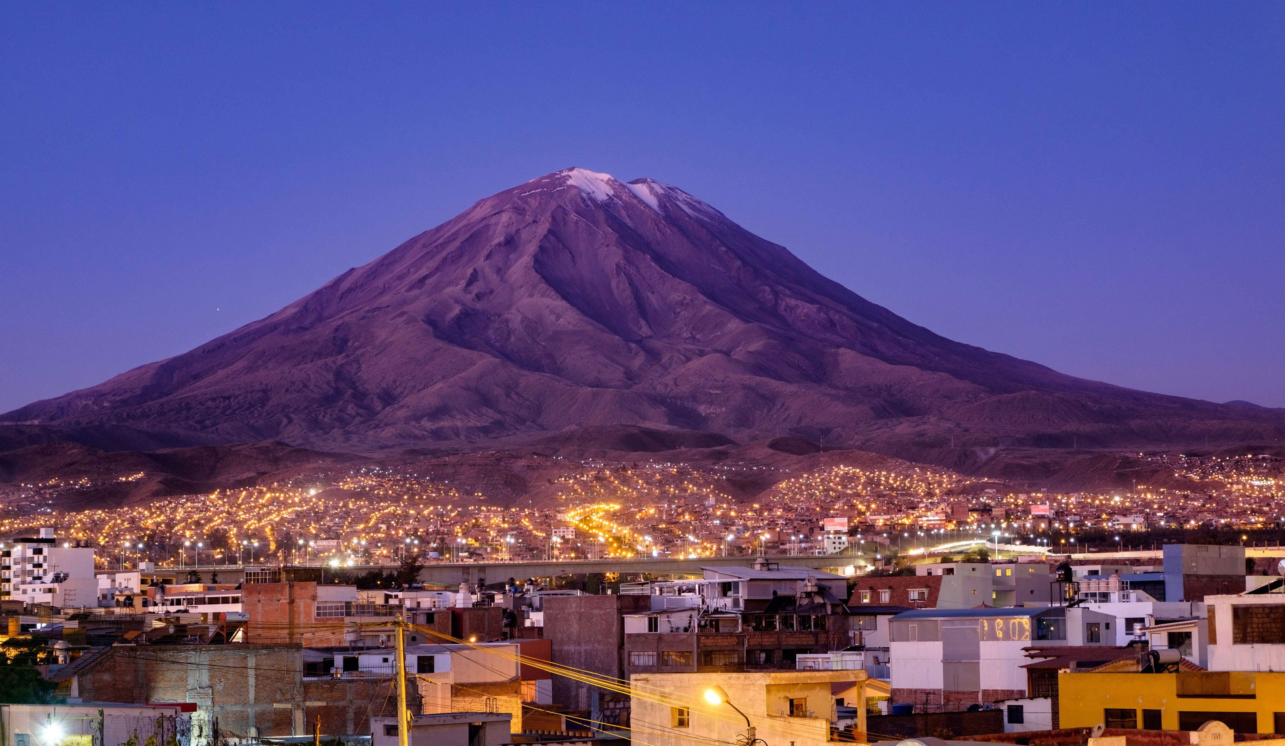 turista chileno muere tras caer al abismo de un volcán en perú: se precipitó 300 metros